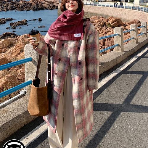 格子浅粉妮子外套怎么搭配什么围巾