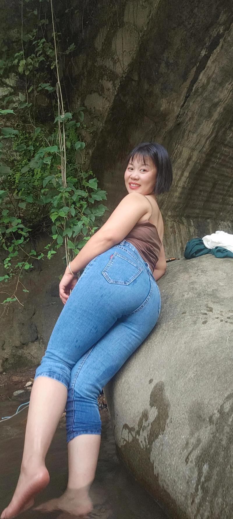 肥的牛仔裤怎么搭配衣服图片欣赏
