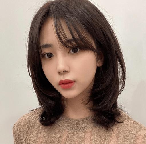 巴掌脸适合什么发型