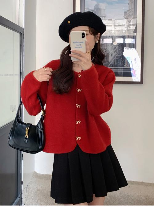 短款毛衣怎么搭配衣服图片欣赏