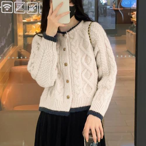短款毛衣怎么搭配衣服好看吗