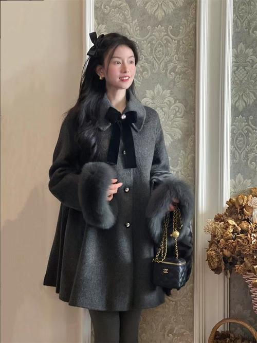 斗篷毛呢大衣怎么搭配什么裤子好看图片大全