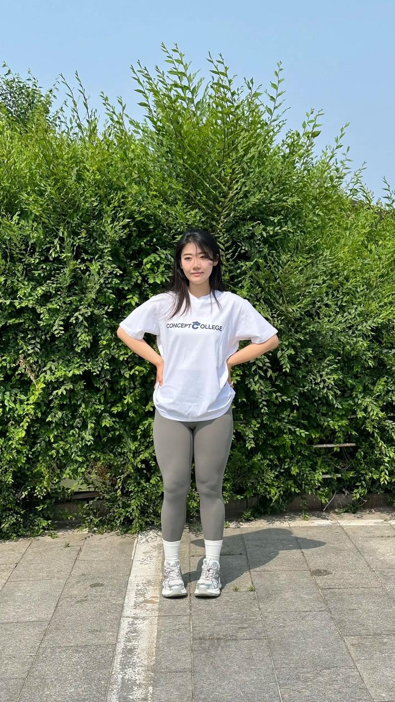 大屁股粗腿女怎么搭配衣服好看图片
