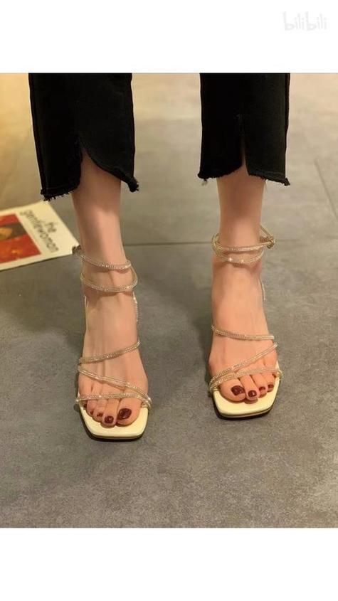 脚宽穿什么凉鞋好看
