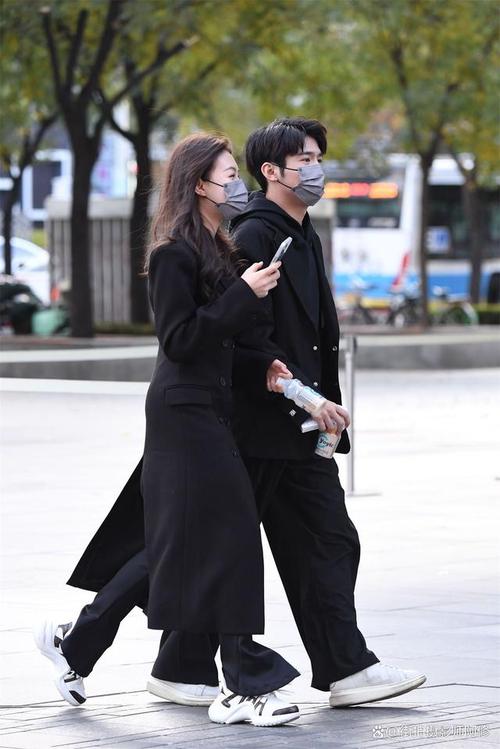 穿黑色鞋子怎么搭配衣服好看图片欣赏