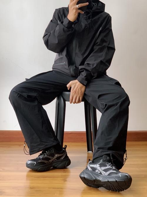 穿黑色鞋子怎么搭配衣服好看图片