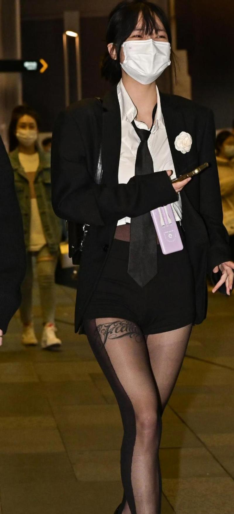 穿黑色鞋子怎么搭配衣服好看吗