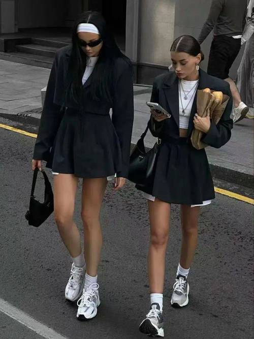 穿黑色鞋子怎么搭配衣服好看吗