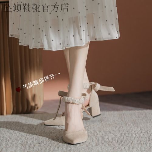 绑带尖头皮鞋怎么搭配