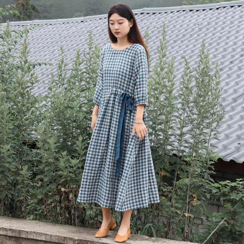 白色格子棉麻连衣裙怎么搭配什么外套