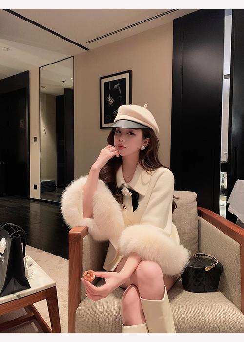 白色短款斗篷怎么搭配什么裤子好看吗