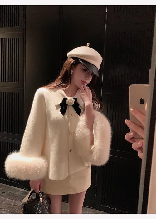 白色短款斗篷怎么搭配什么裤子好看