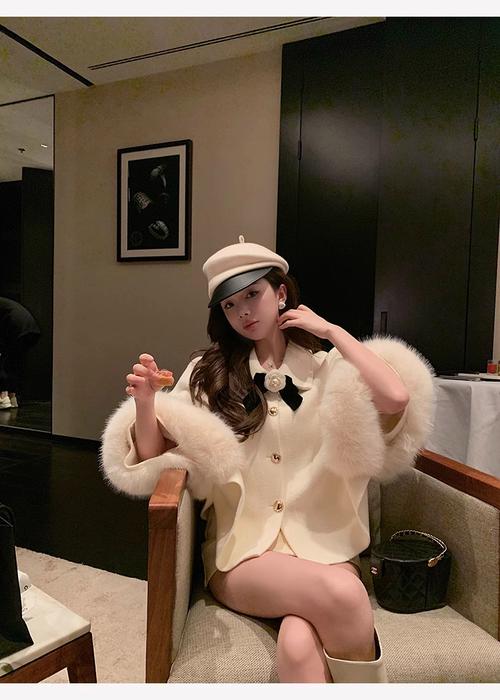 白色短款斗篷怎么搭配什么裤子