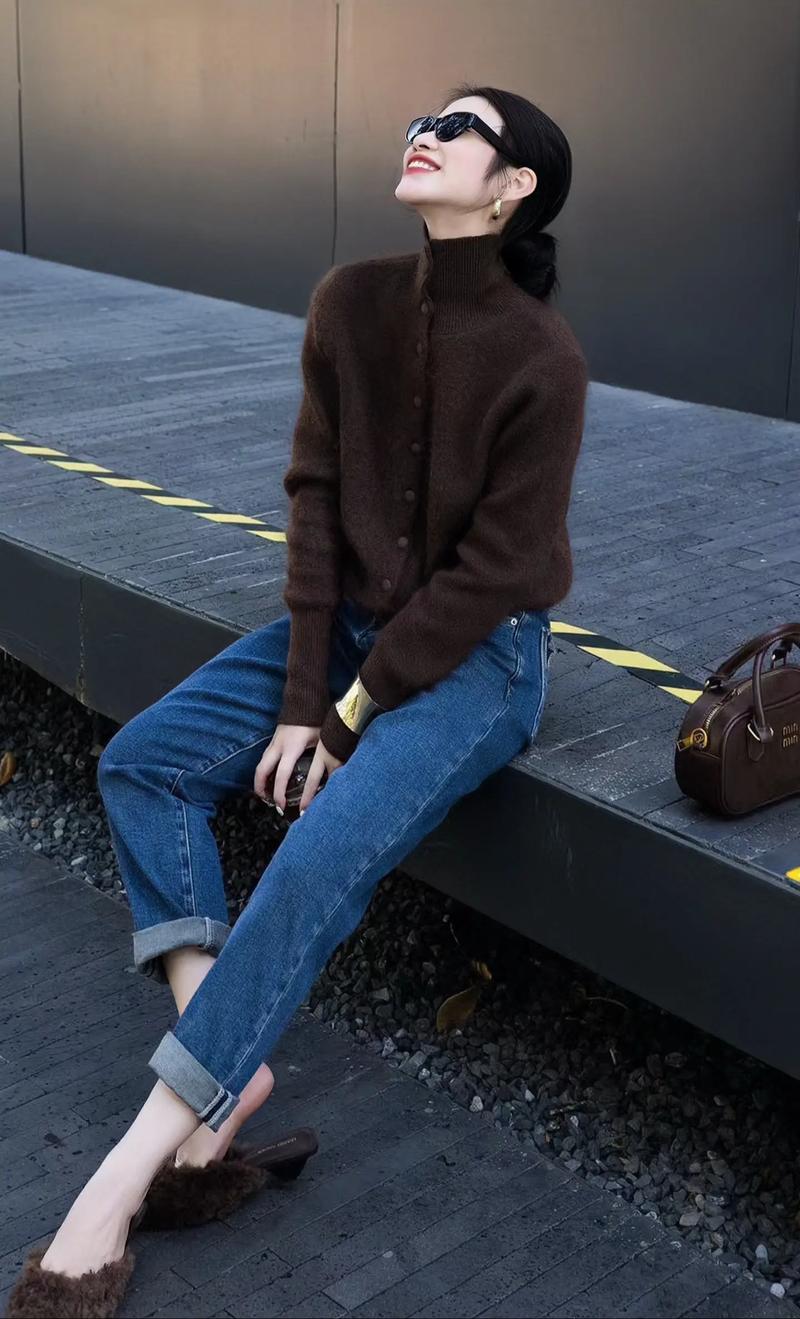 高领毛衣里面穿什么