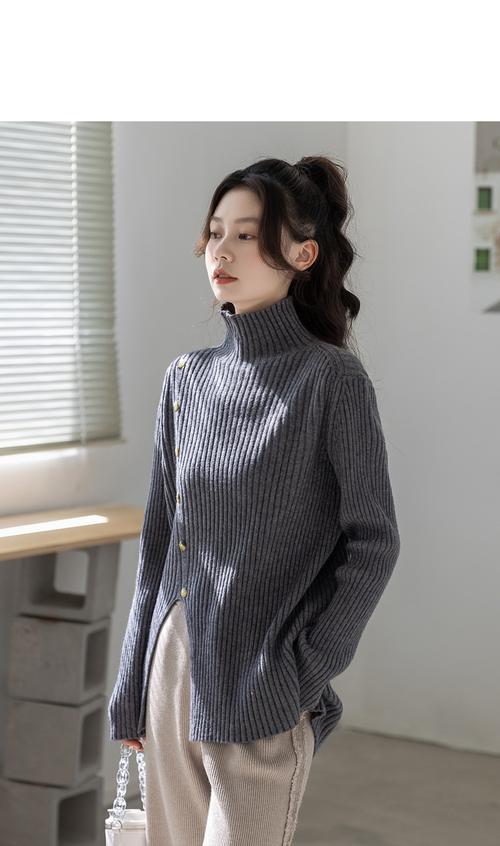高领毛衣里面穿什么