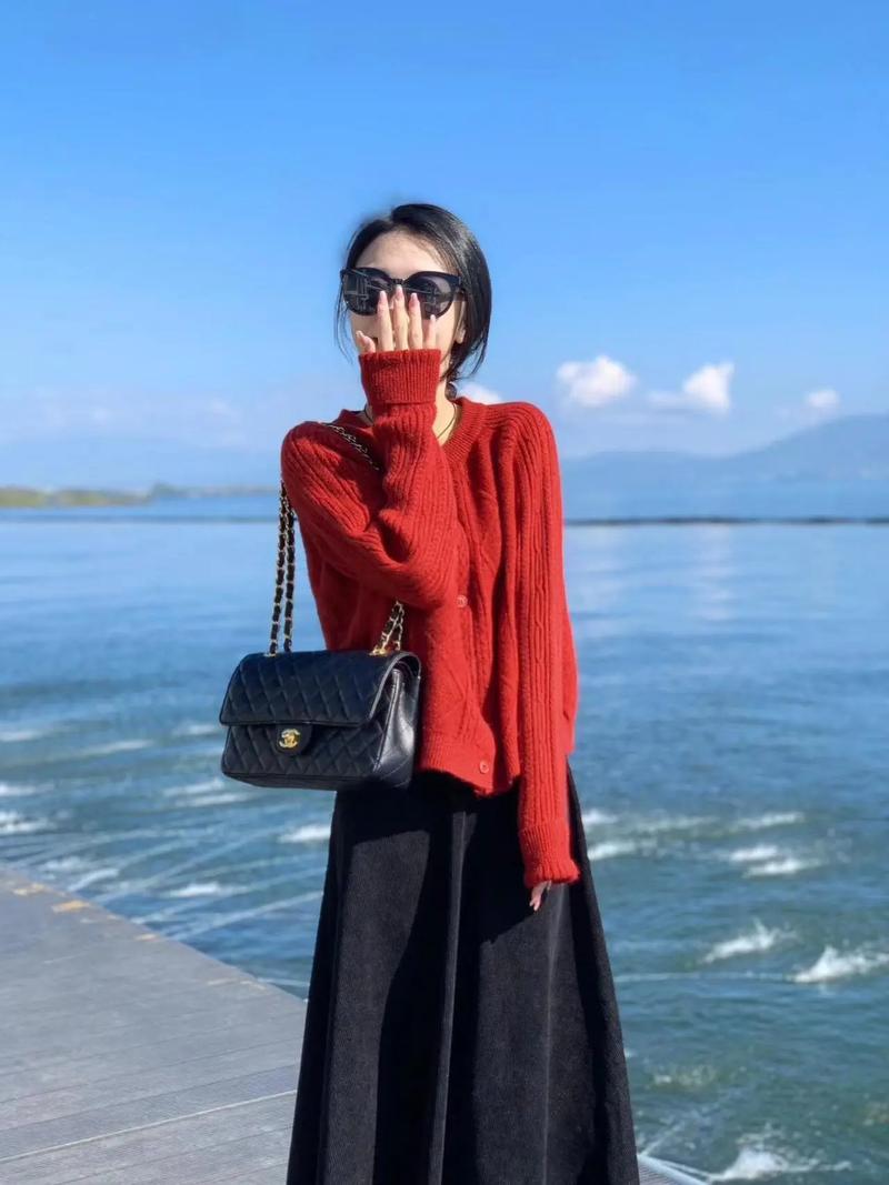 红色毛衣搭配什么裙子