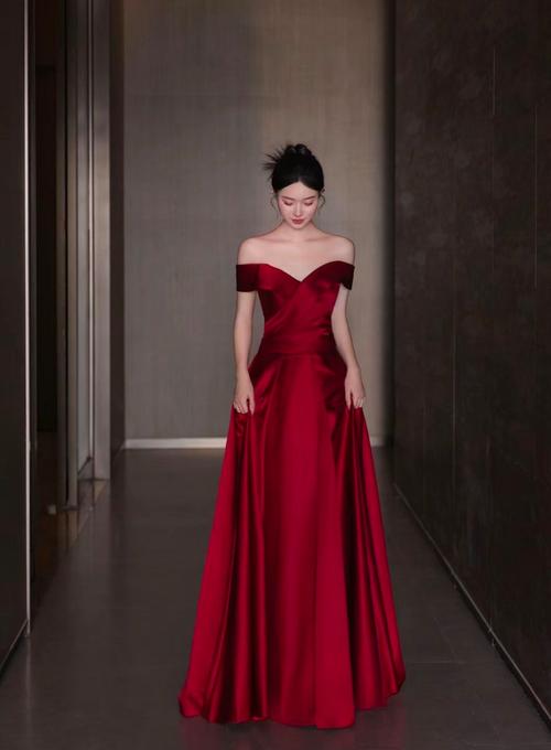 红色礼服配什么外套