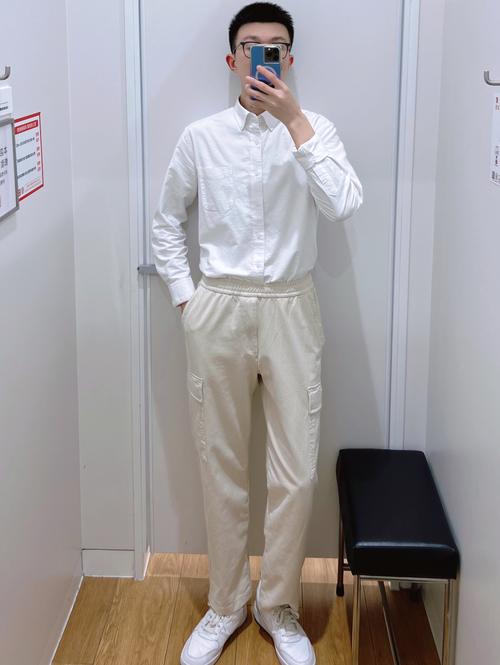 男生穿白外套里面穿什么衣服怎么搭配图片