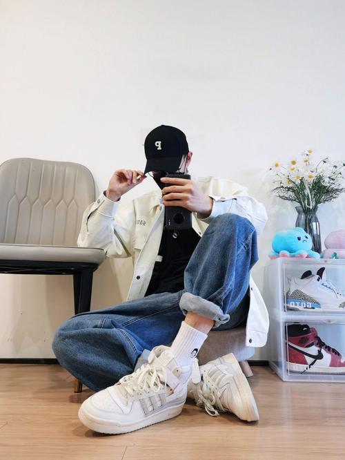 男生穿白外套里面穿什么衣服怎么搭配