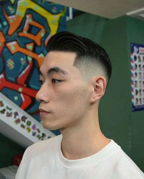 额头窄适合什么发型男