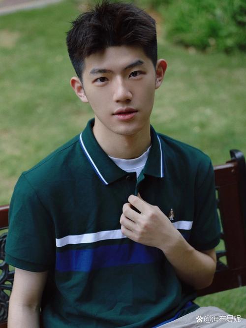 额头窄适合什么发型男