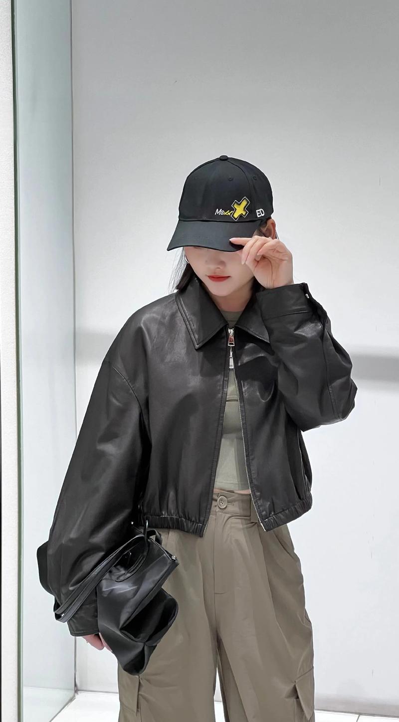 女皮衣配什么裤子好看