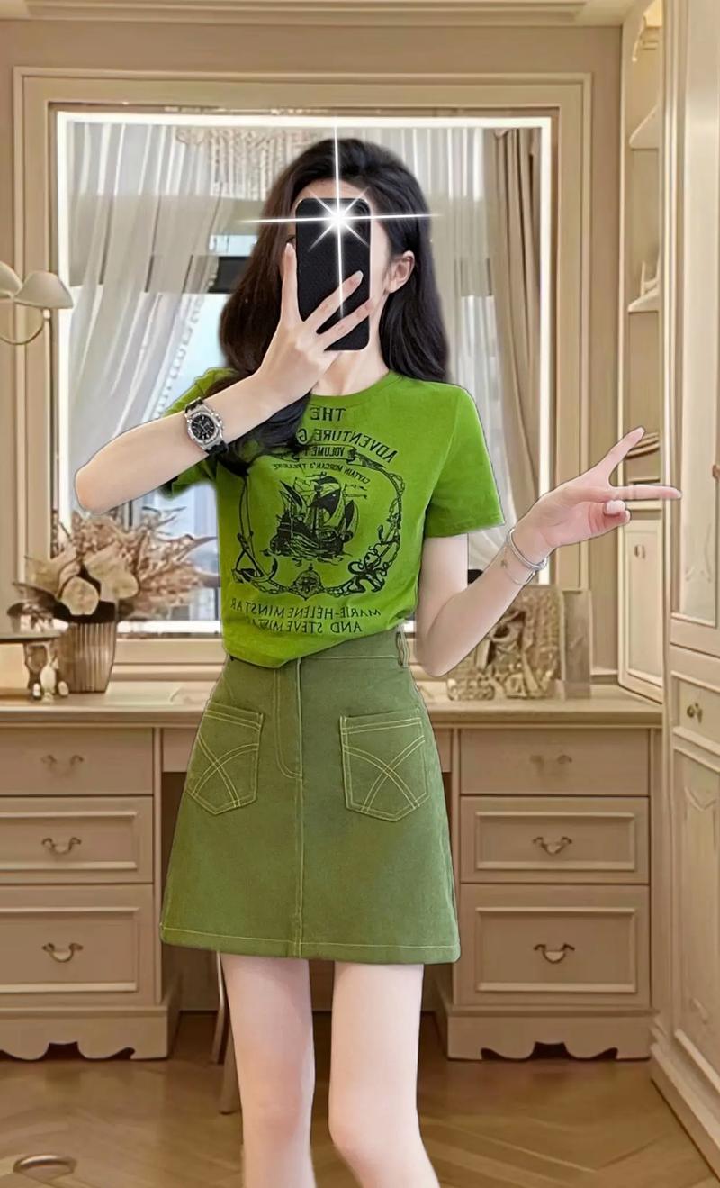 绿色韩版短袖怎么搭配