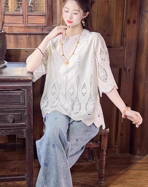 镂空蕾丝上衣怎么搭配