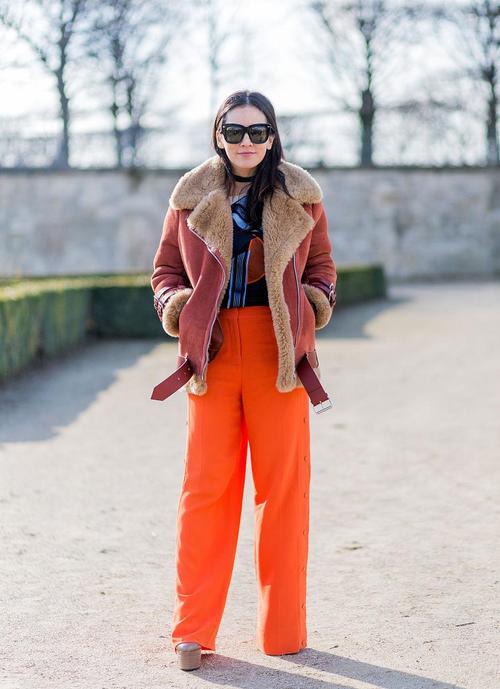 亮橘红色怎么搭配衣服好看吗