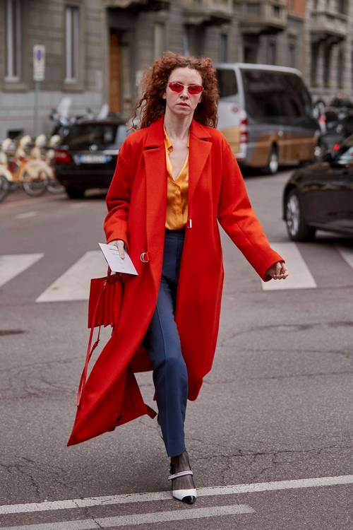 亮橘红色怎么搭配衣服