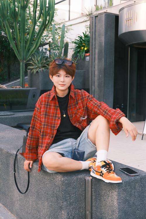 亮橘红色怎么搭配衣服