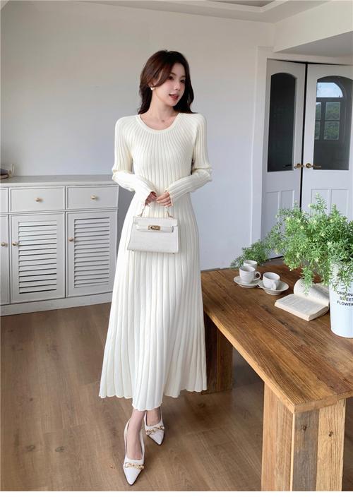 连衣裙怎么搭配针织衫