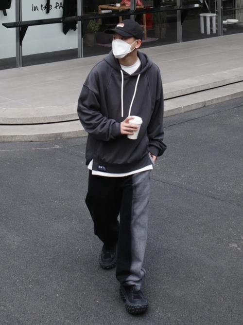 灰色卫衣配什么颜色裤子