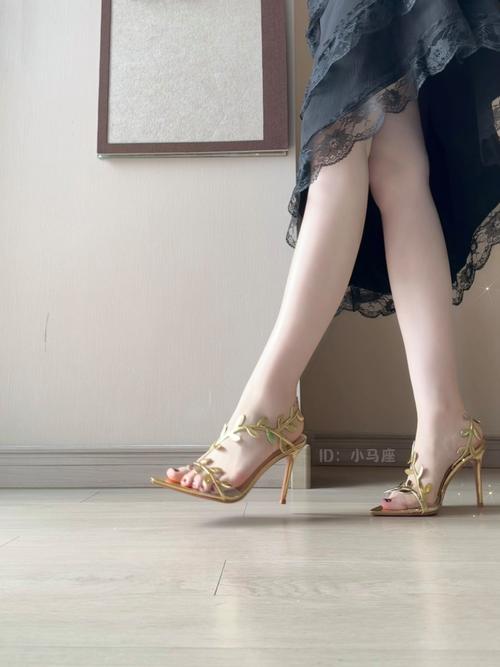 金色的鞋怎么搭配衣服图片女生