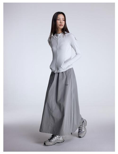 灰色运动长裙怎么搭配衣服好看图片