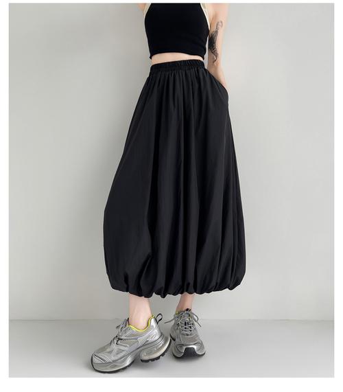 灰色运动长裙怎么搭配衣服好看