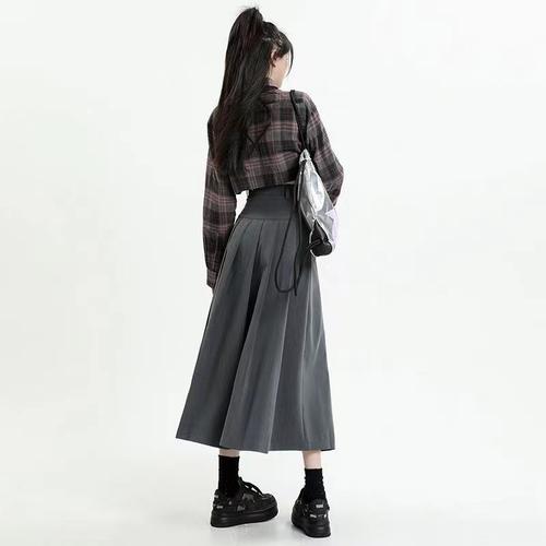 灰色运动长裙怎么搭配衣服
