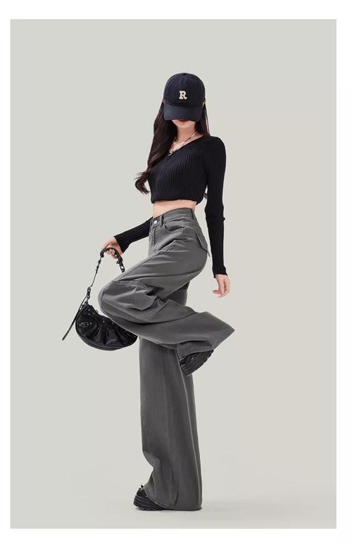 灰色衣服黑色裤子鞋子怎么搭配图片女生