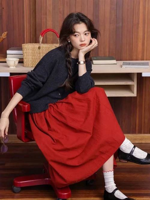 红色裙子怎么搭配上衣图片