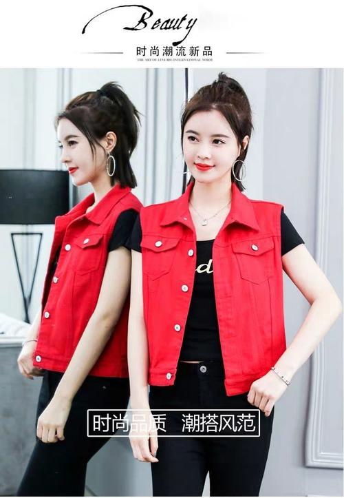 红色牛仔马甲怎么搭配衣服好看