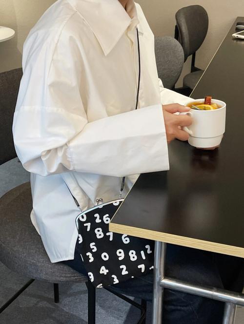 红色牛仔马甲怎么搭配衣服好看