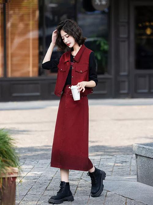 红色牛仔马甲怎么搭配图片欣赏