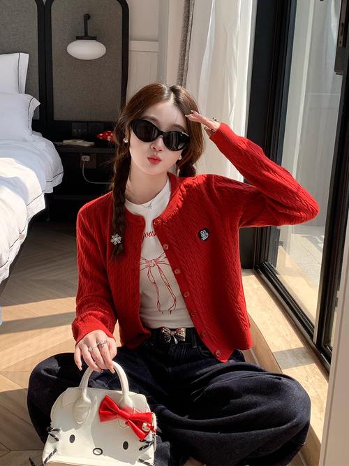 红色衫配什么裤子