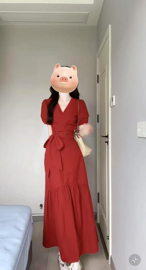 红色宽松长裙怎么搭配