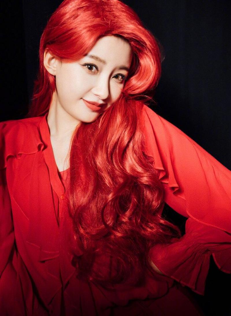 红色发型怎么搭配衣服好看