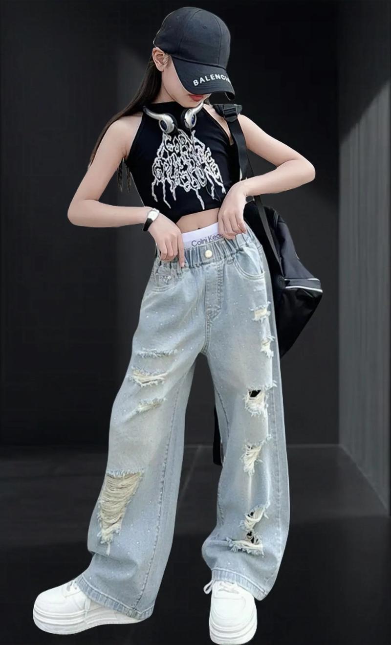 女生牛仔裤配什么上衣