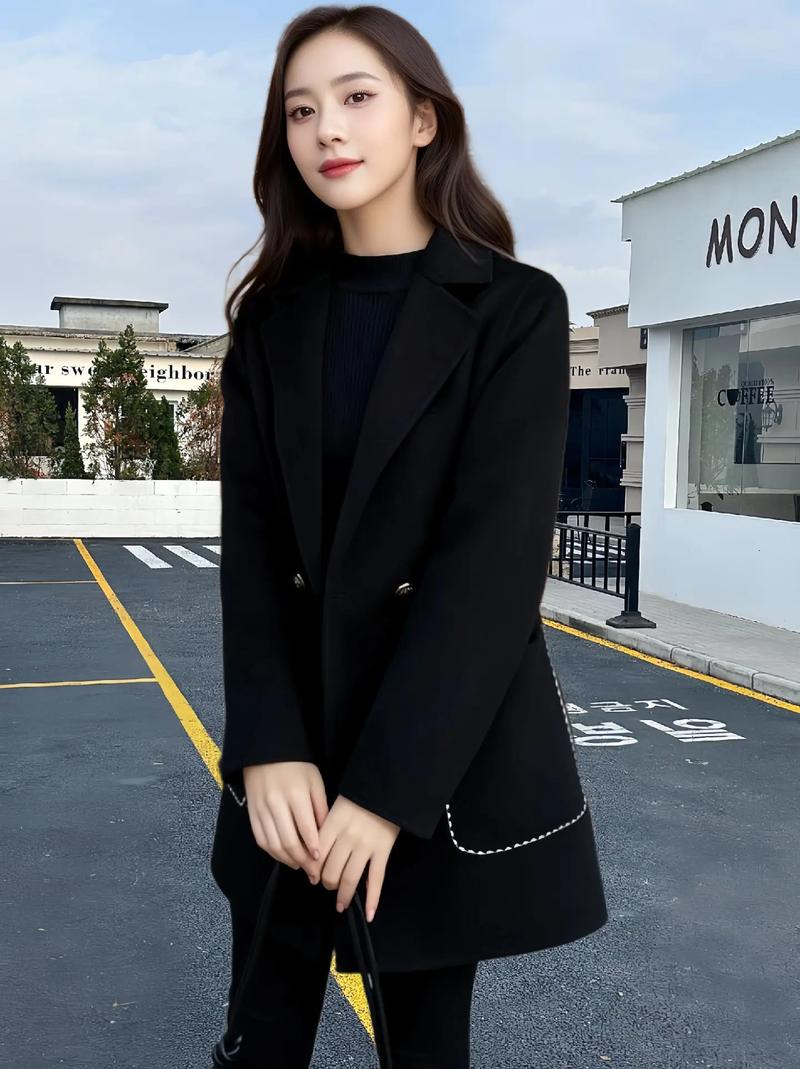 黑色中款毛呢外套怎么搭配什么裤子