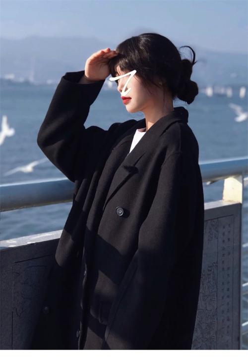 黑色中款毛呢外套怎么搭配