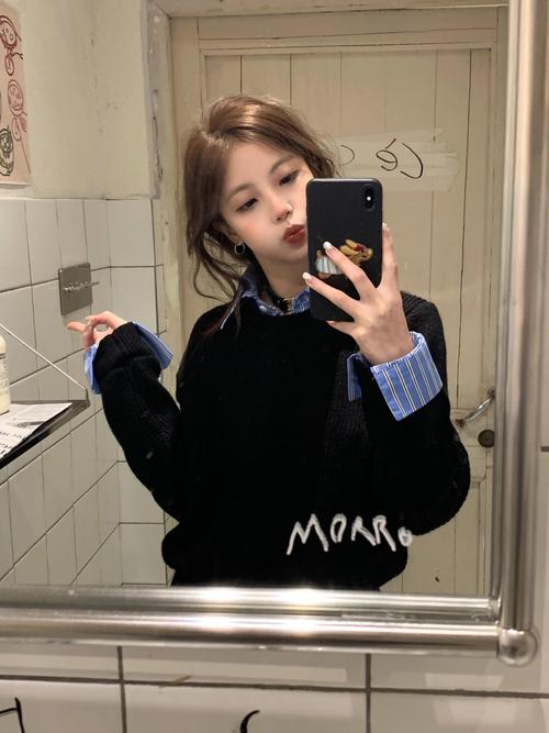 黑色毛衣配什么衬衫