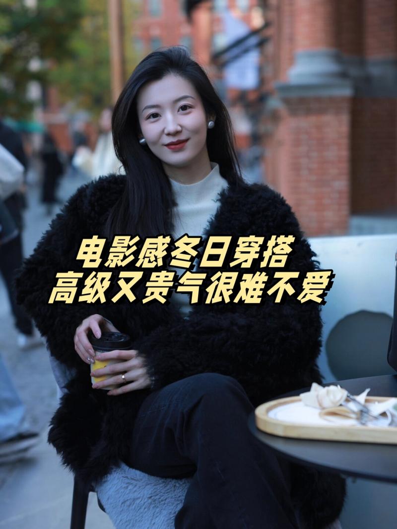 黑色的皮草怎么搭配衣服好看吗